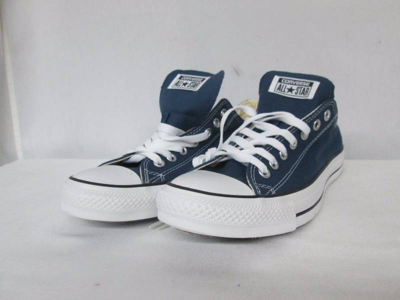 lot 60 image: Converse Unisex Chuck Taylor All Star Low Cut Sneakers