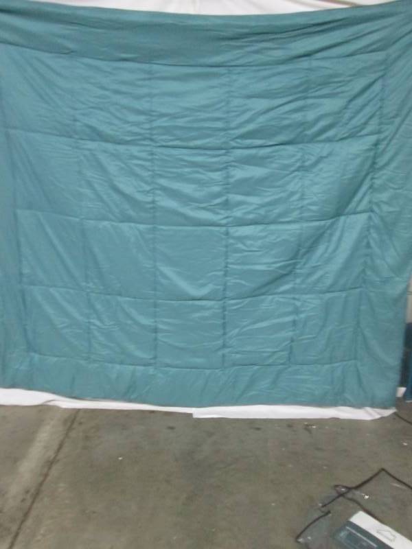 lot 100 image: Alcove Solid Reversible Comforter - King