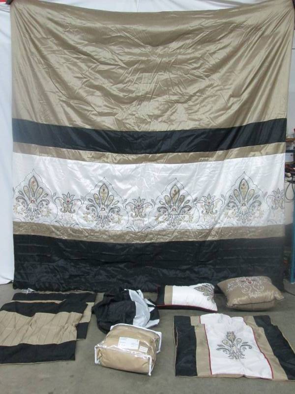 lot 85 image: McLeland Design Jacobson Comforter Set and Sheets - Queen