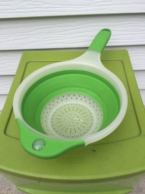 lot 6 image: Space Saver Collapseable Strainer