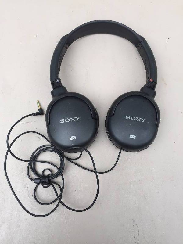 lot 41 image: Sony Head phones