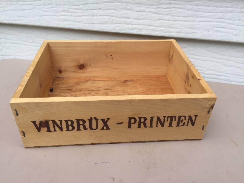 lot 46 image: Vintage Wine Box