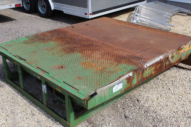 lot 13 image: Skid-Loader Dock Lift Green 72 x 89.