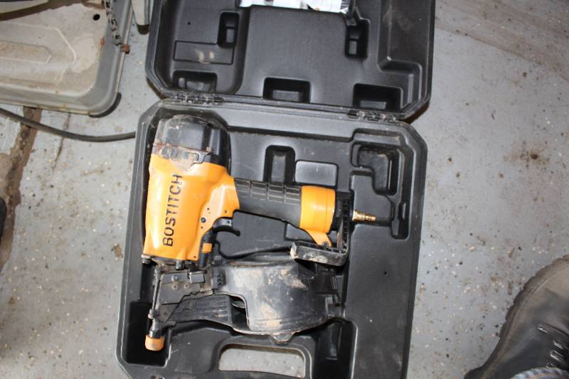 lot 42 image: Bostitch Industrial Siding Nailer wHard Case Model N66C Tested & Operational.