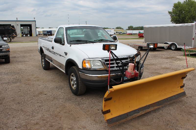 lot 1B image: 1999 Ford F-250 wSnow Plow
