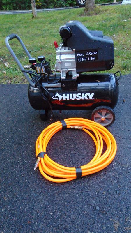 Husky 8 Gallon Air Compressor w 50ft of Hose