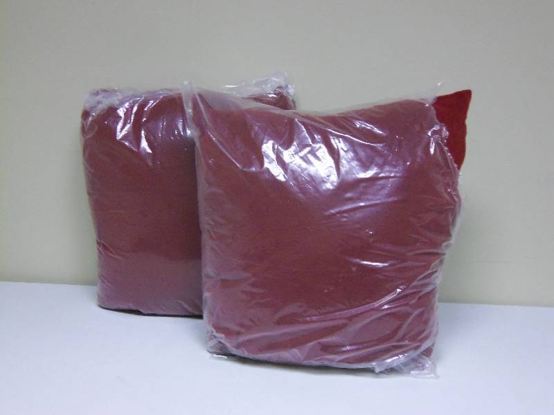 lot 34 image: Throw Pillows