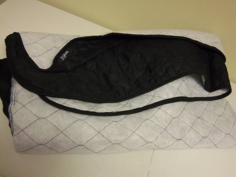 lot 43 image: Loveseat Cover Black