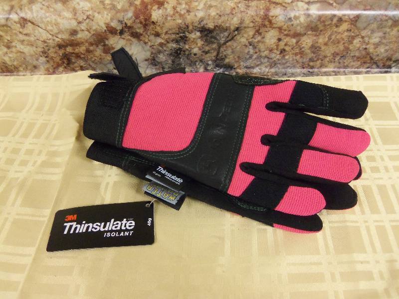 lot 76 image: Womens Gloves