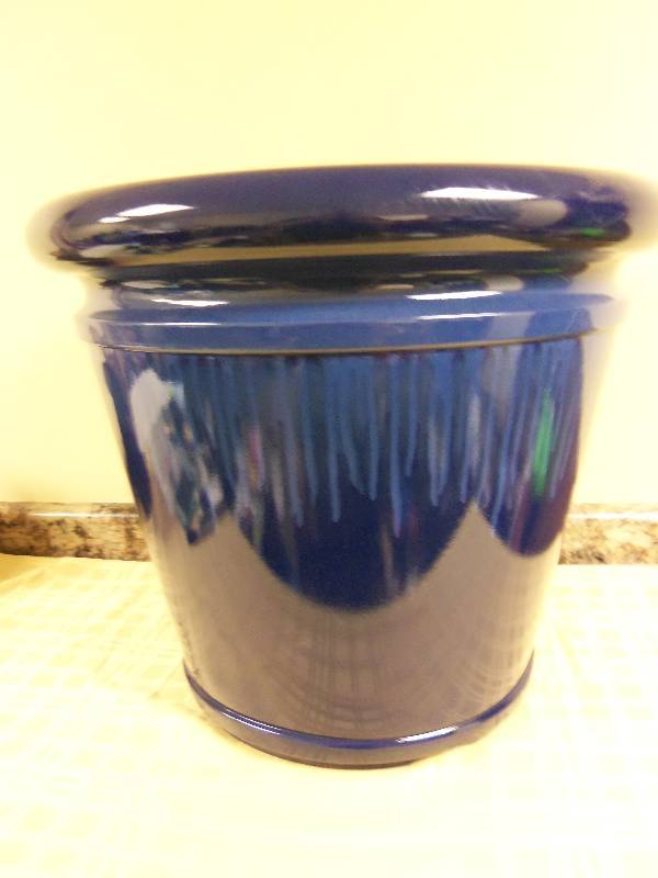 lot 90 image: Large Blue Pot