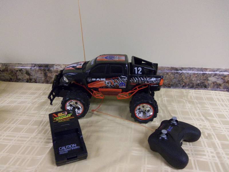 lot 100 image: RC Monster Truck