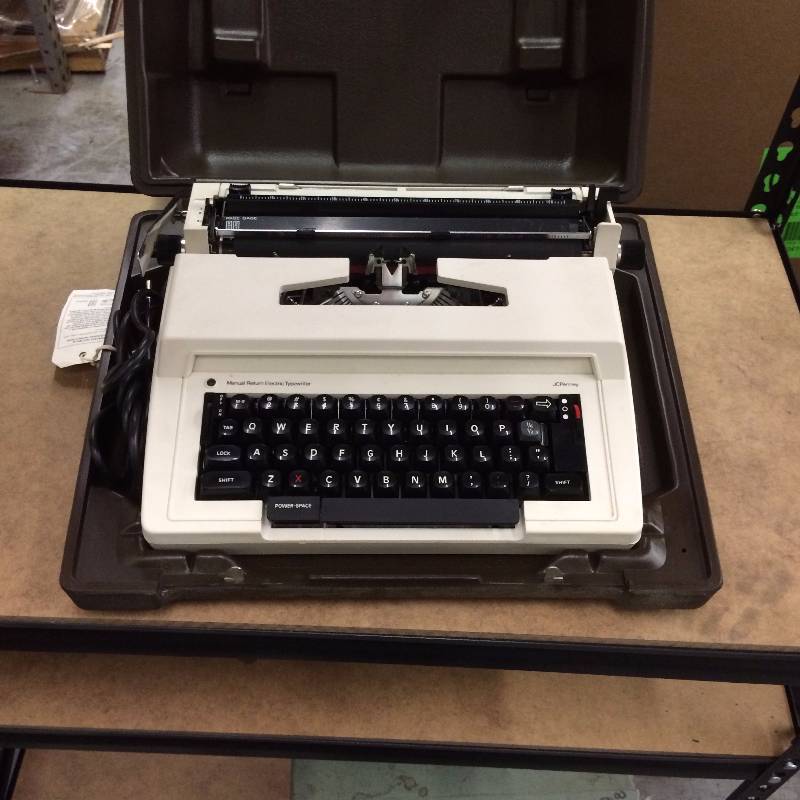 lot 4 image: JC Penney Manual Return Electric Typewriter