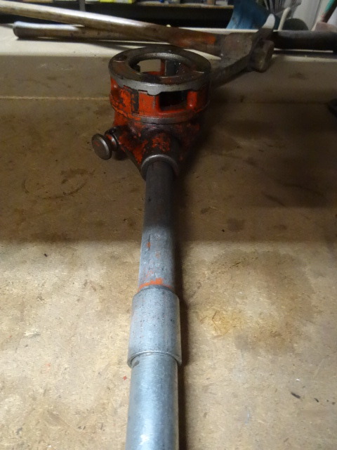 Ratcheting Pipe Threader