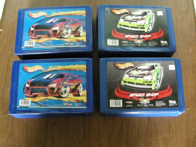 4 Hot Wheels carry cases with cars and license plates
