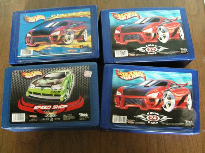 4 Hot Wheels carry cases with cars