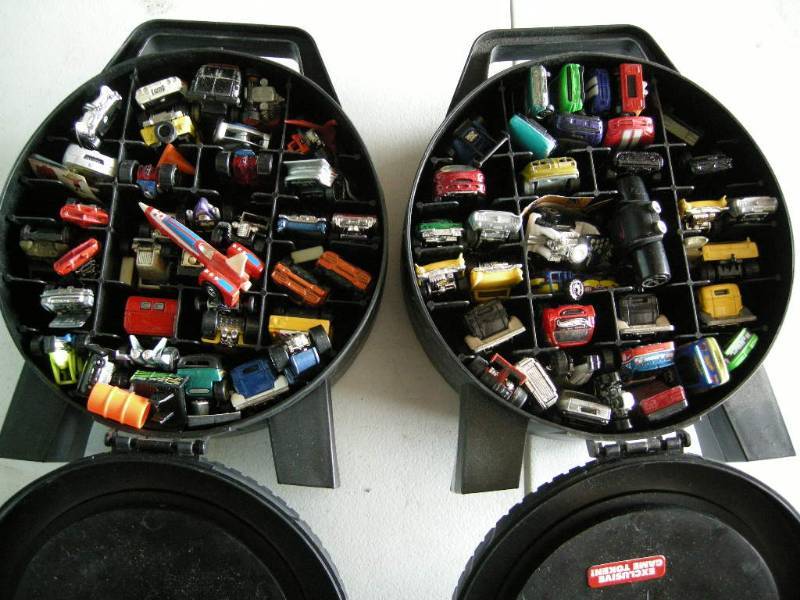 2 Hot Wheels wheel cases with cars