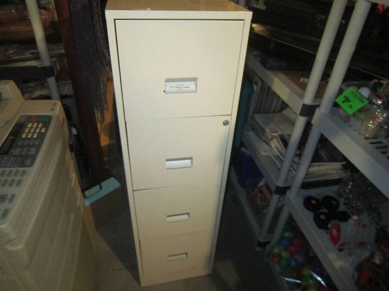lot 252 image: Metal 4 Drawer File Cabinet