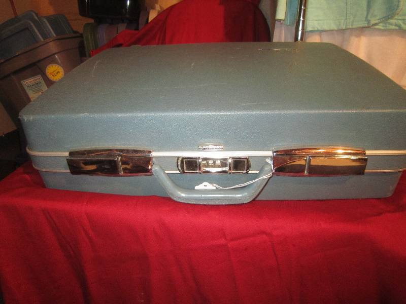 lot 257 image: Vintage Suitcase Blue Lg (Matches Lot 256 & 258)