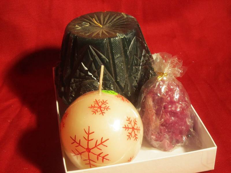 lot 321 image: NEW  Box Lot of 3 Candles