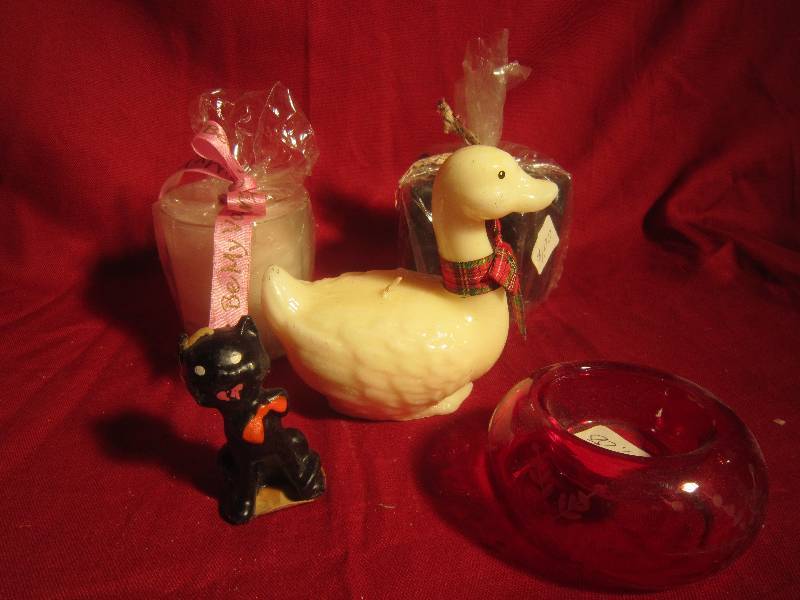 lot 324 image: Box Lot of 5 Items - Candles