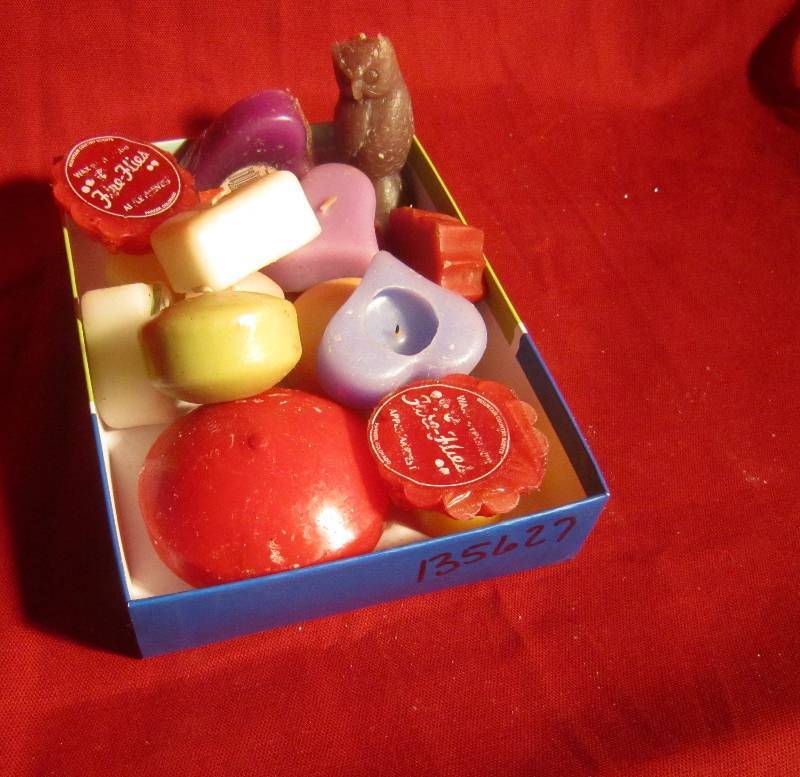 lot 335 image: Lot of NEW Candles