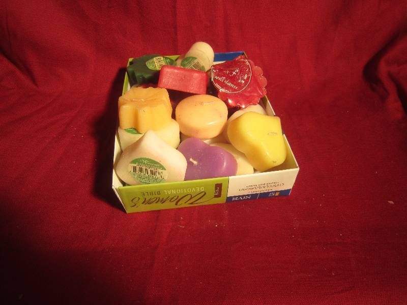 lot 340 image: Lot of NEW Candles