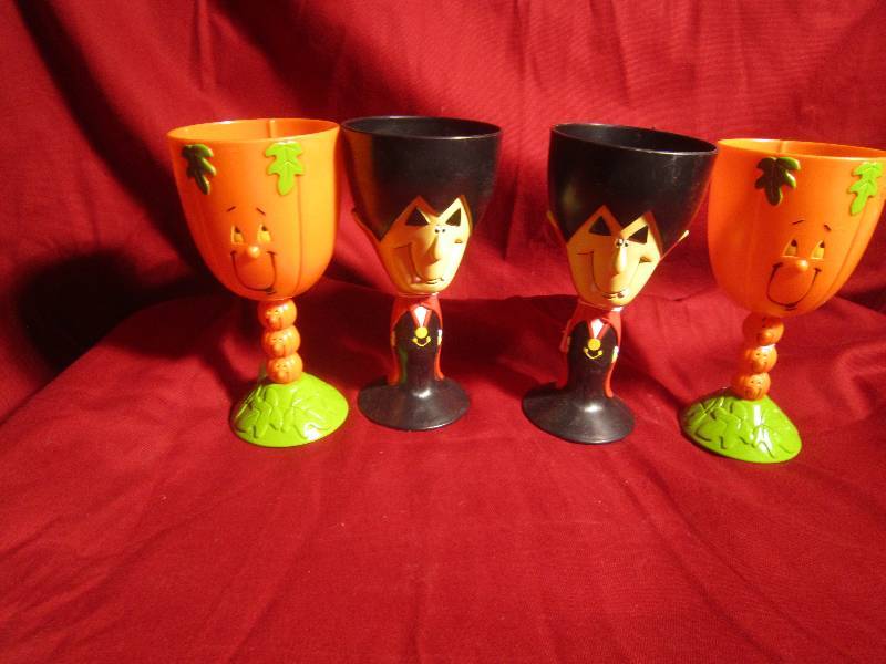 lot 347 image: 4 Halloween Cups