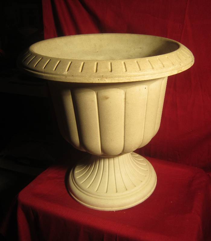 lot 393 image: Lg Planter 19Dia x 20 tall