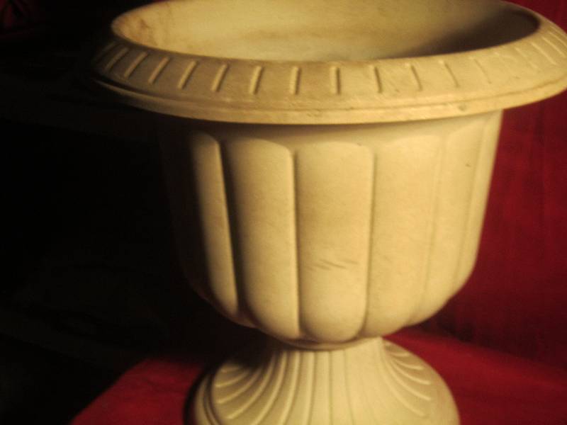 lot 394 image: Lg Planter 19Dia x 20 tall