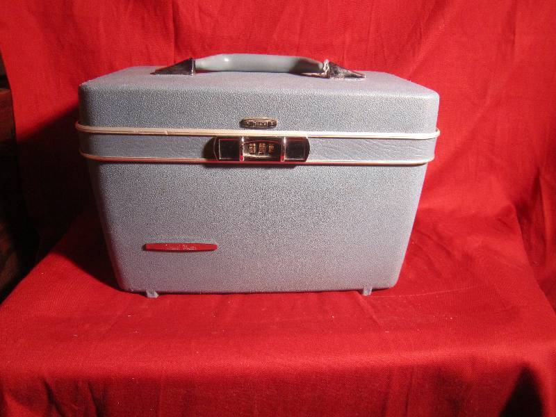 lot 258 image: Vintage Suitcase Blue Lg (Matches Lot 256 & 257)
