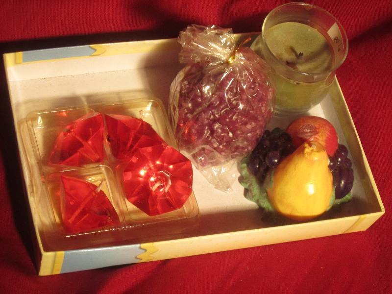 lot 323 image: Box Lot of 4 Items - Candles