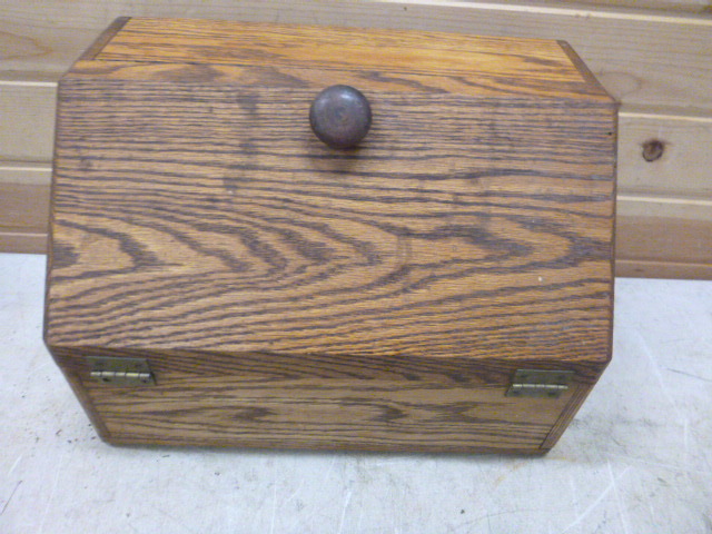 lot 18 image: Bread Box
