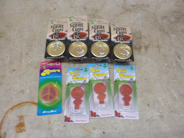 lot 28 image: 4 Organic Scent Cups and 4 Auto Air Fresheners