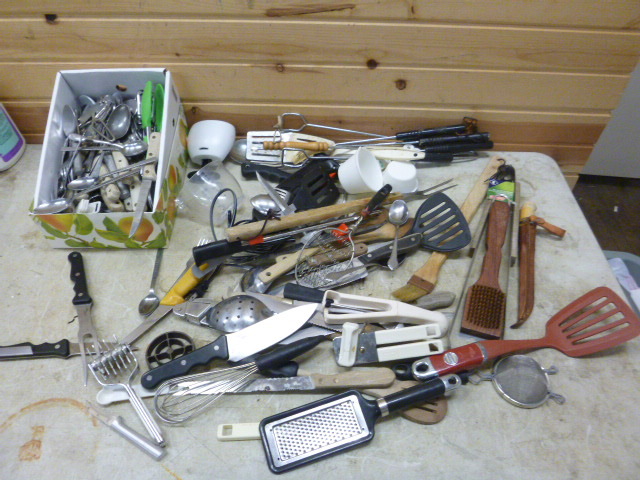 lot 166 image: Miscellaneous Kitchen Utensils