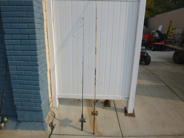 lot 200 image: 2 Rod and Bait Caster Reels