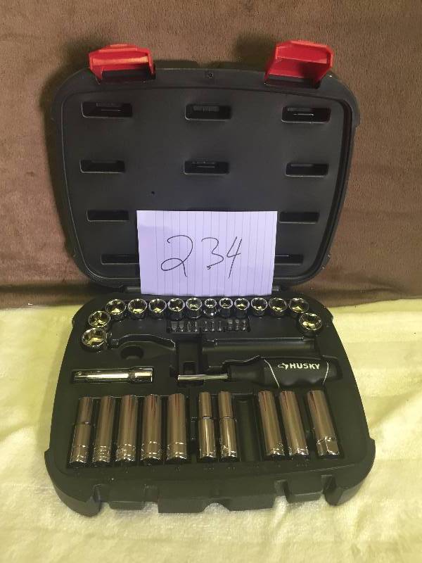 lot 234 image: Husky 38 Pc Mechanic Tool Set