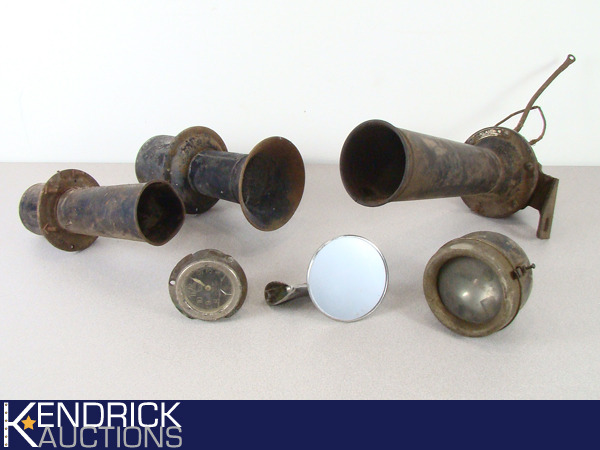 lot 5 image: AntiqueVintage Car Horns, and Parts