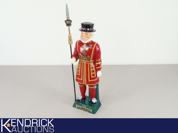 lot 7 image: Porcelain Staffordshire Carlton Ware Yeoman Beefeater StatueDecanter