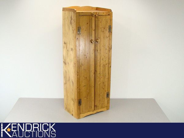 lot 10 image: Solid Pine 3-Shelf Cabinet