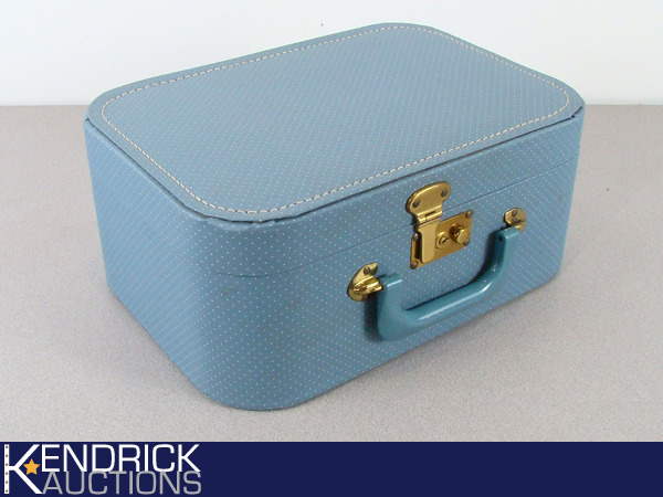 lot 29 image: Mint Condition Vintage Vanity Travel Suitcase