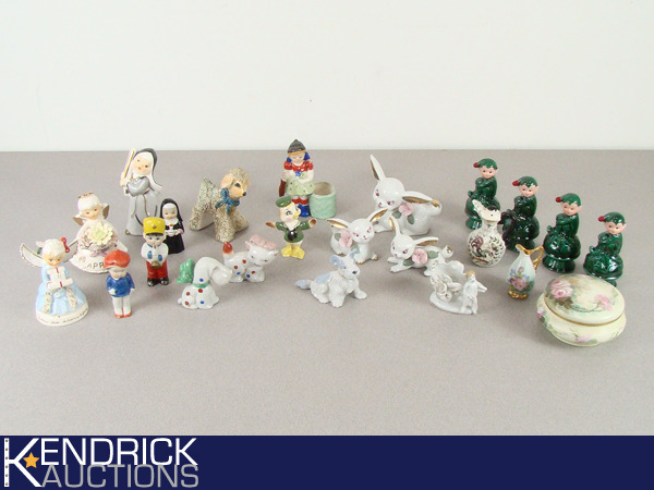 lot 32 image: Large Lot of Vintage Collectible Figurines
