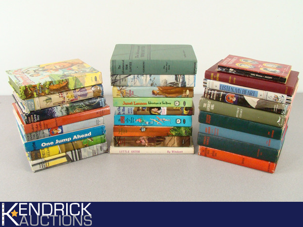 lot 44 image: 26 Vintage Hard Cover Books