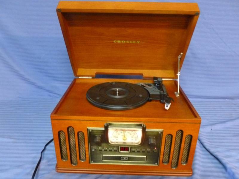 lot 4 image: Crosley Radio