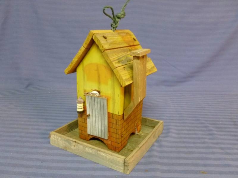 lot 14 image: Bird Feeder