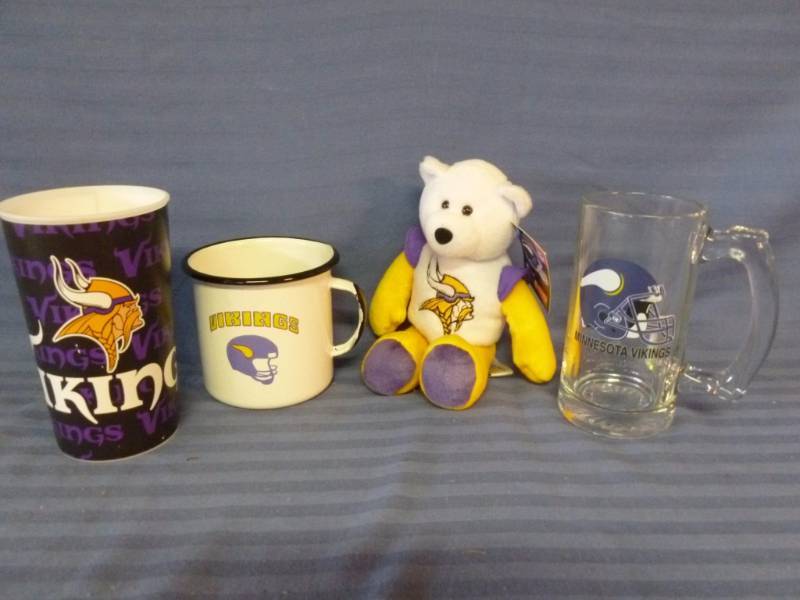 lot 19 image: Minnesota Vikings Collectibles