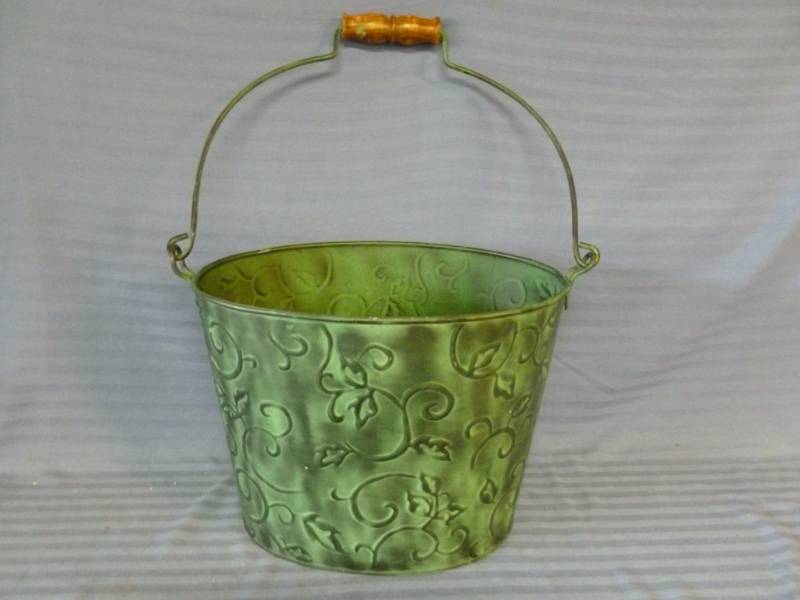 lot 21 image: Decorative Metal Can