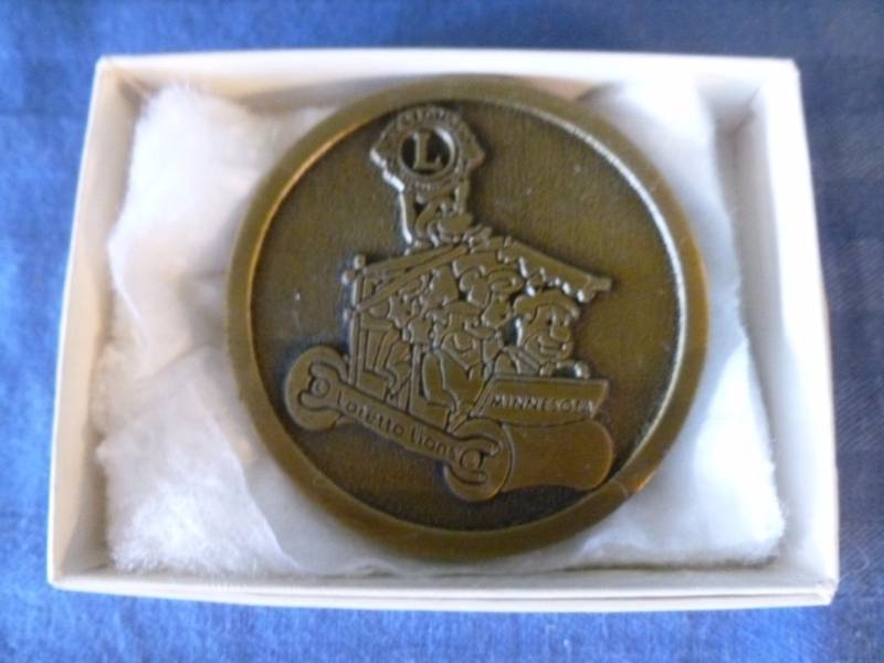 lot 166 image: Collectible Belt Buckle