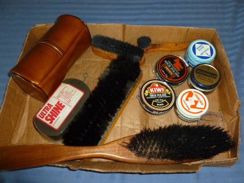 lot 206 image: Shoe Shine Items