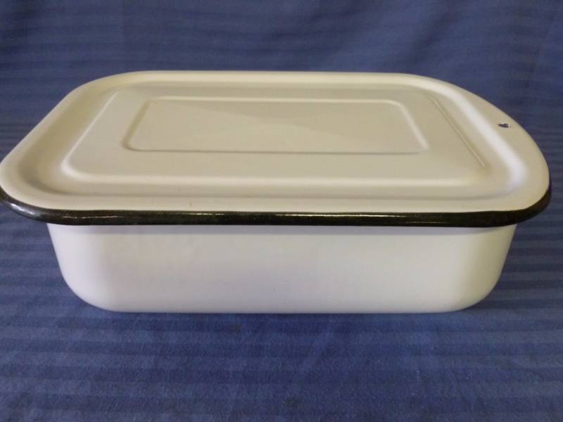 lot 212 image: Vintage Enamelware