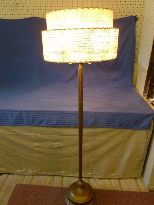 lot 250 image: Vintage Floor Lamp